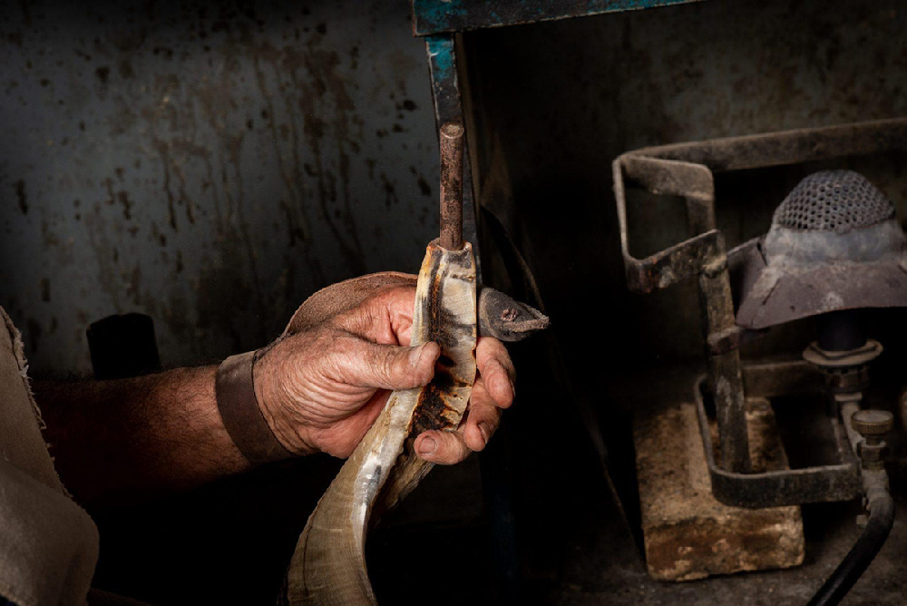 Construction of a mouthpiece. How to make a shofar. The process of making a shofar