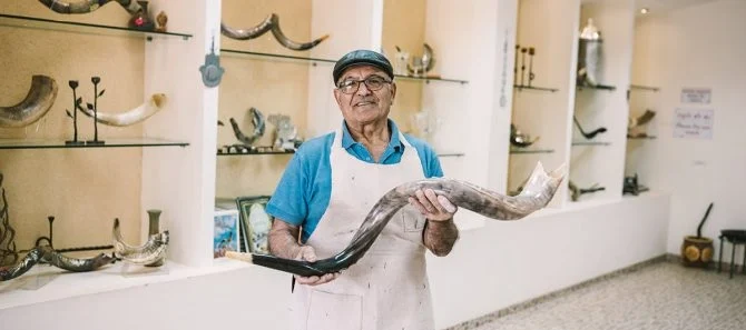 giant kudu shofar Shimon Kinan Factory for Manufacturing Shoforats